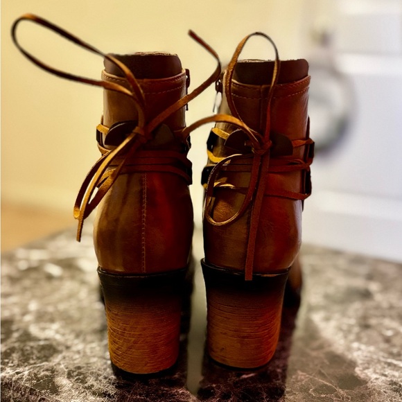 Like new, worn a few hours, size 9 very cute and perfect for fall! - Picture 2 of 3